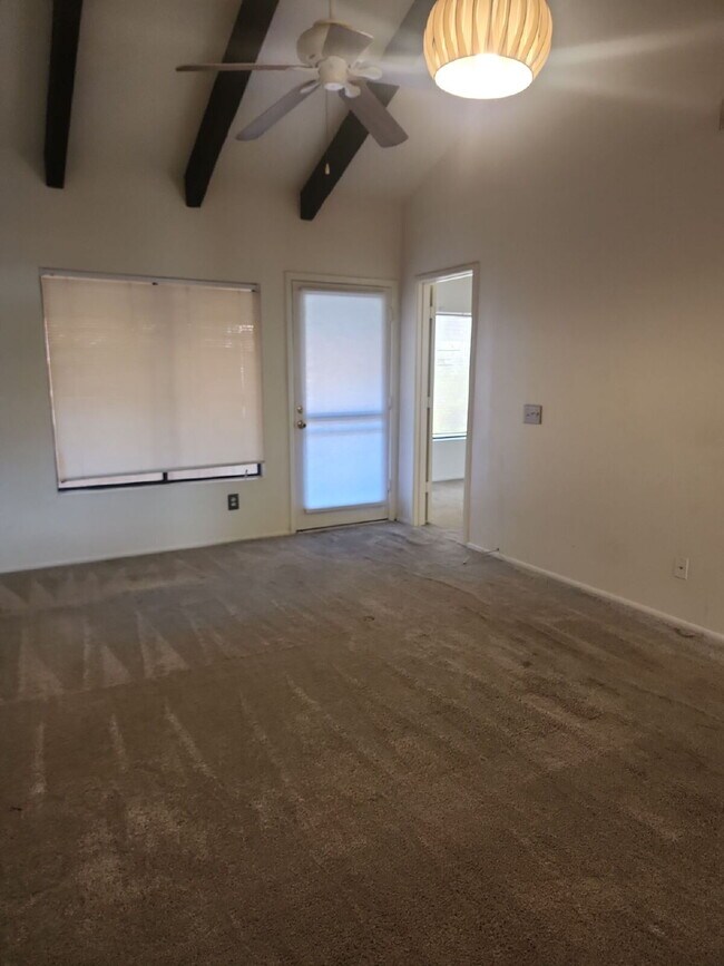 Building Photo - "Charming 2-Bed/1-bath in Phoenix with Cozy 704 Sq Ft Layout – Your Perfect Retreat in Phoenix!" ...