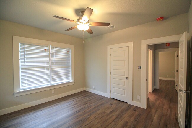 Building Photo - Historic 3/2 Adorable Remodel in Dignowity...