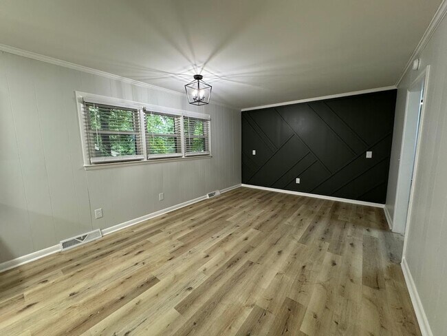 Building Photo - 2205 Hathaway Dr