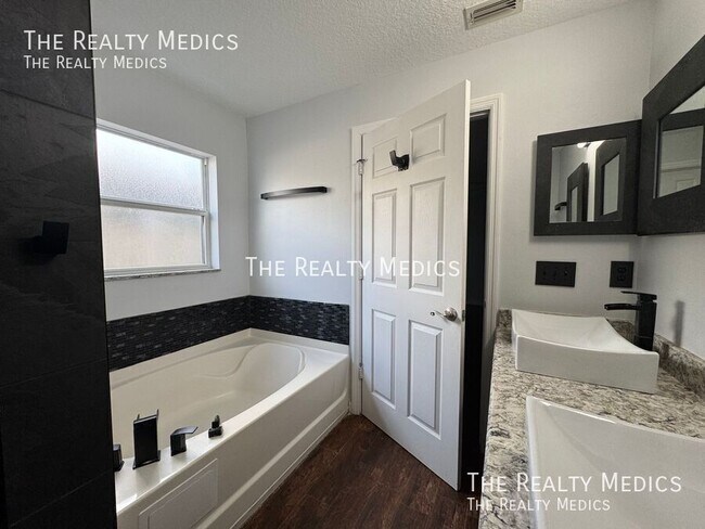 Building Photo - 1328 Karok St