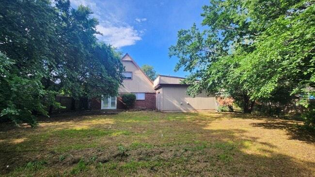 Building Photo - 5519 NW Eisenhower Dr