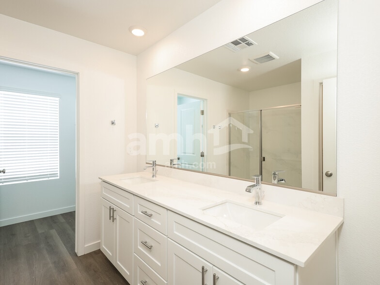 Building Photo - 2331 Devin Ave