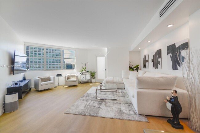 Building Photo - 801 Brickell Bay Dr
