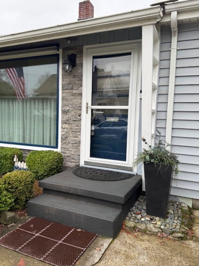 Building Photo - 2 Bedroom 2 Bath Newberg OR 97132 6 Month Lease