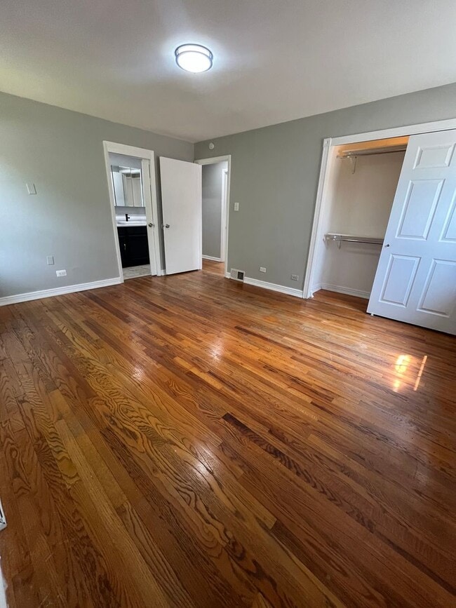 Building Photo - 4 Bedroom House Now Available in Tinley Pa...