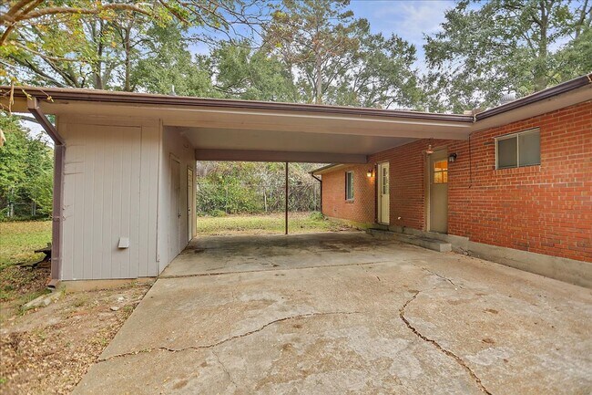 Building Photo - 4221/4223 Hawthorne Court