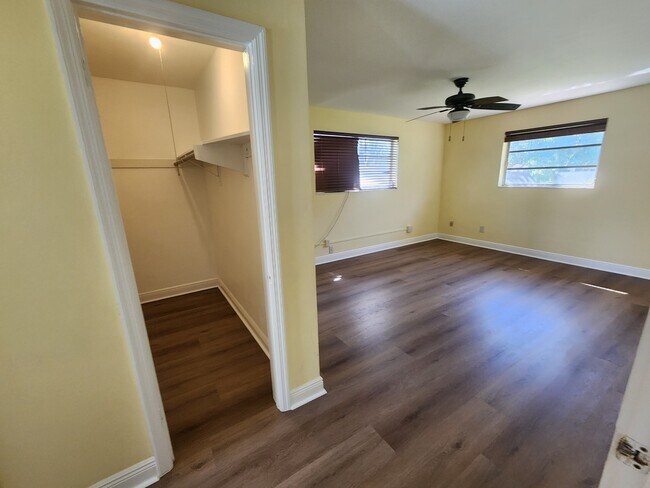 Building Photo - 1000 Renmar Dr