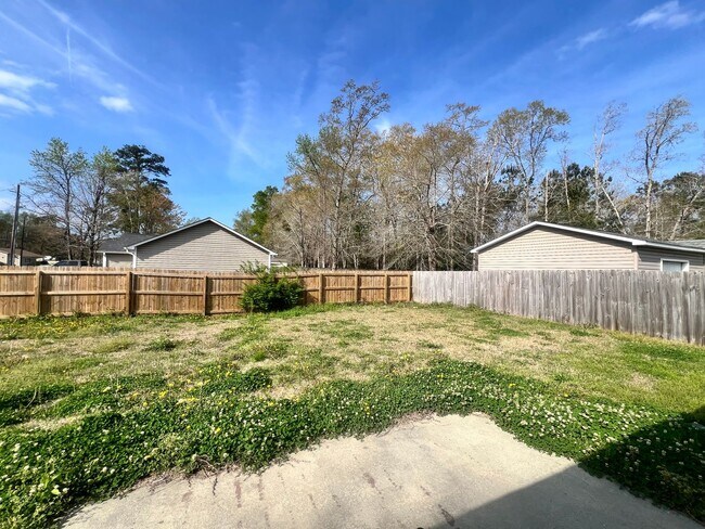 Building Photo - Sweet Living on Sweet Bay Drive - Move in Ready!