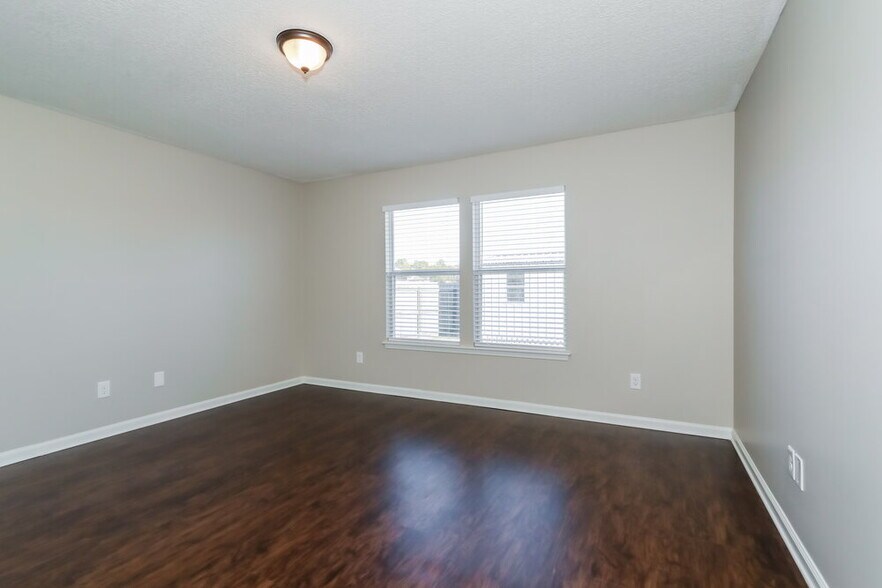 Building Photo - 2608 Royal Pointe Dr