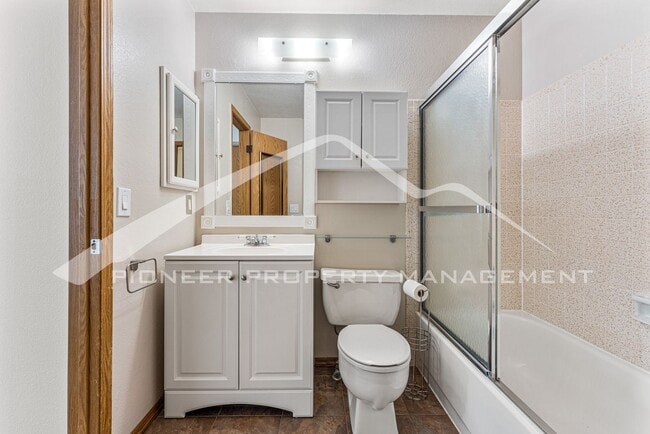 Building Photo - Spacious Townhouse with Central AC and Was...