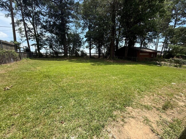 Building Photo - 9119 Bridgewood Dr