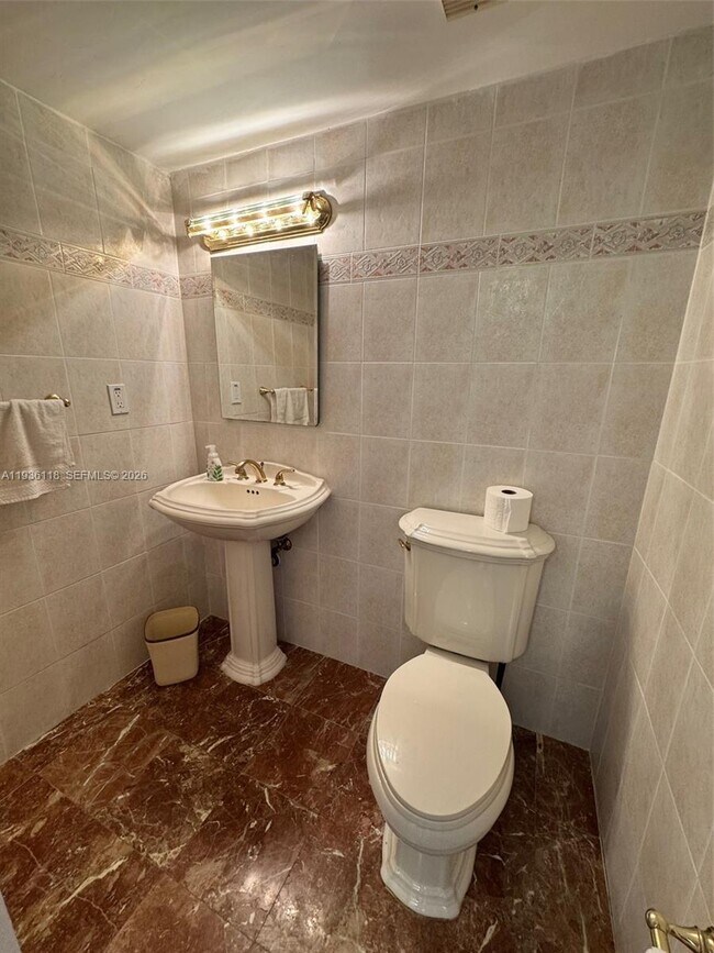 Building Photo - 2625 Collins Ave