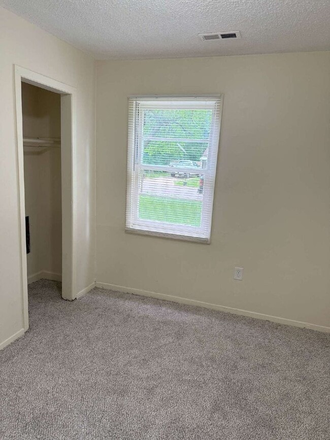 Building Photo - 3 BR 1 BA newly remodeled home!