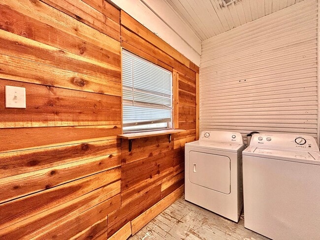 Building Photo - Inviting 2BR/1BA Single-Level Home with Po...