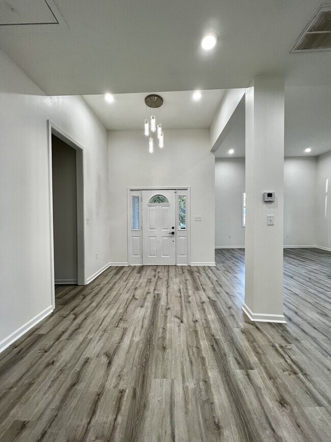 Building Photo - 947 Clark St