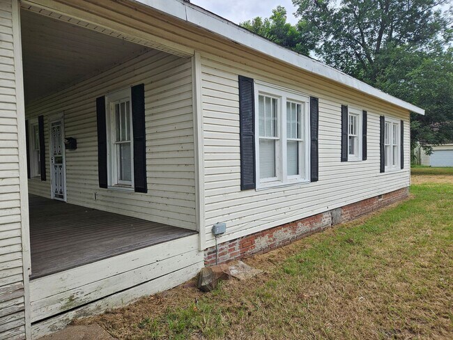 Building Photo - 418 Newport Ave