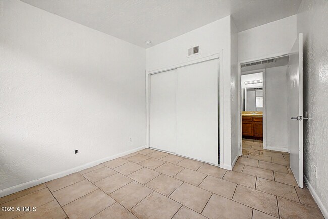 Building Photo - 7106 N 68th Ave