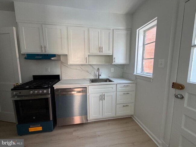 Building Photo - 1304 S Walter Reed Dr