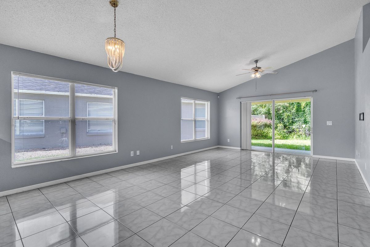 Building Photo - 4454 King Edward Dr