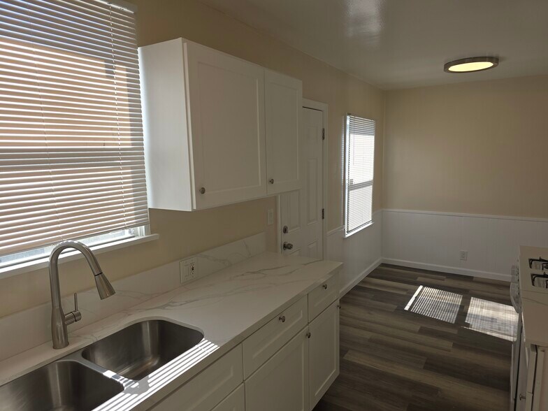 Building Photo - 15726 Halldale Ave