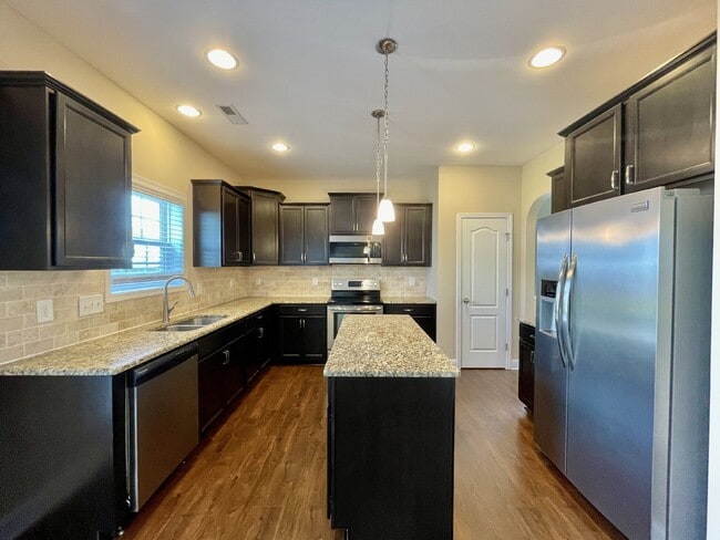 Building Photo - 4 Bed, 2 And A Half Bath Nest In Bedford