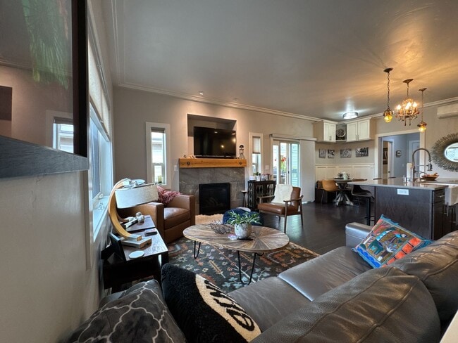 Building Photo - FULLY FURNISHED ALL-INCLUSIVE STUNNING HOM...