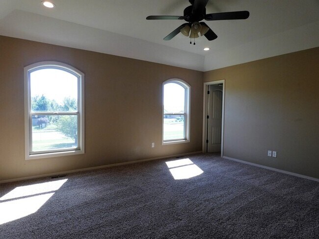 Building Photo - 1552 S Goebel Cir