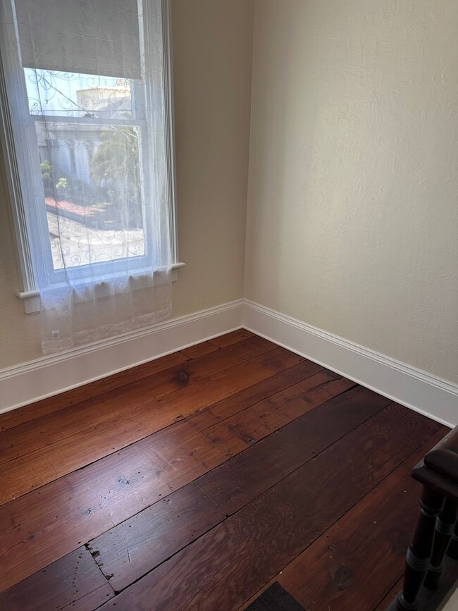 Building Photo - Stunning 1890 Eastlake Victorian | 5 Bedrooms | 2 Bathrooms | Flex Spaces | Steps from Old Town E...