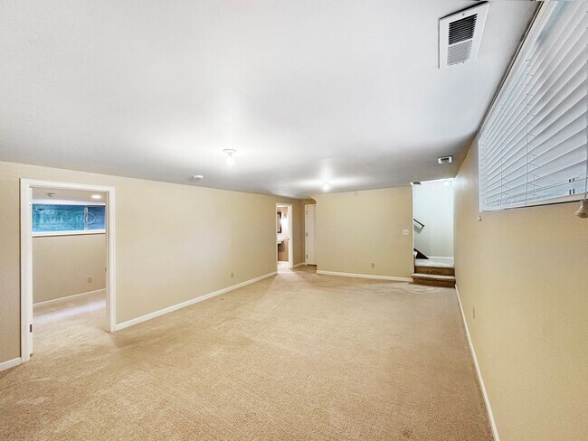 Building Photo - 2Bd/1.75Ba Seattle Home