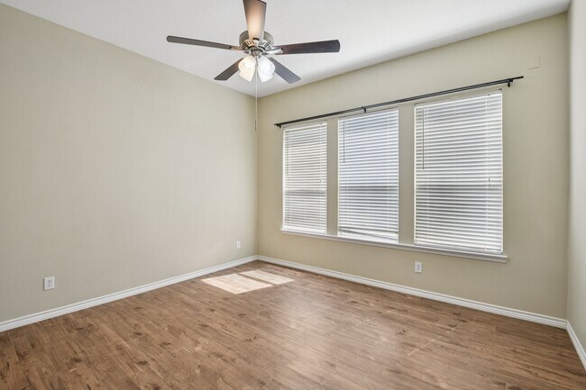Building Photo - 3026 Sunset Park Dr