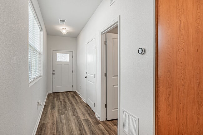 Building Photo - 1047 Oak Cir