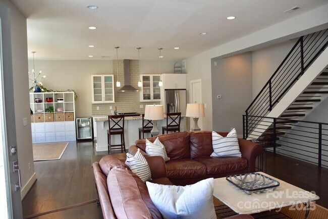 Building Photo - 916 Westbrook Dr