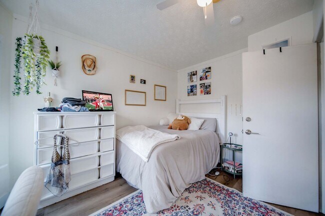Building Photo - Massive 10 Bedroom Newly Renovated House P...