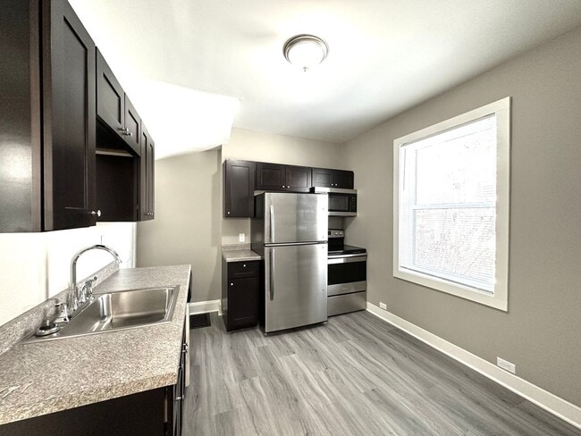 Building Photo - AVAILABLE JUNE - Beautifully Renovated 4 Bed 1 Bath in East Hillside