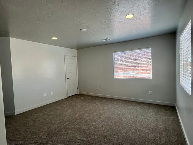 Building Photo - 4 Bedroom Home in Desert Canyons -