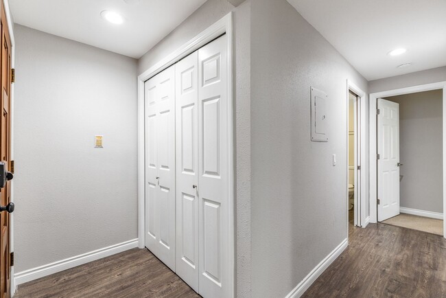Building Photo - 2 bed 1.75 bath - includes water/sewer/gar...