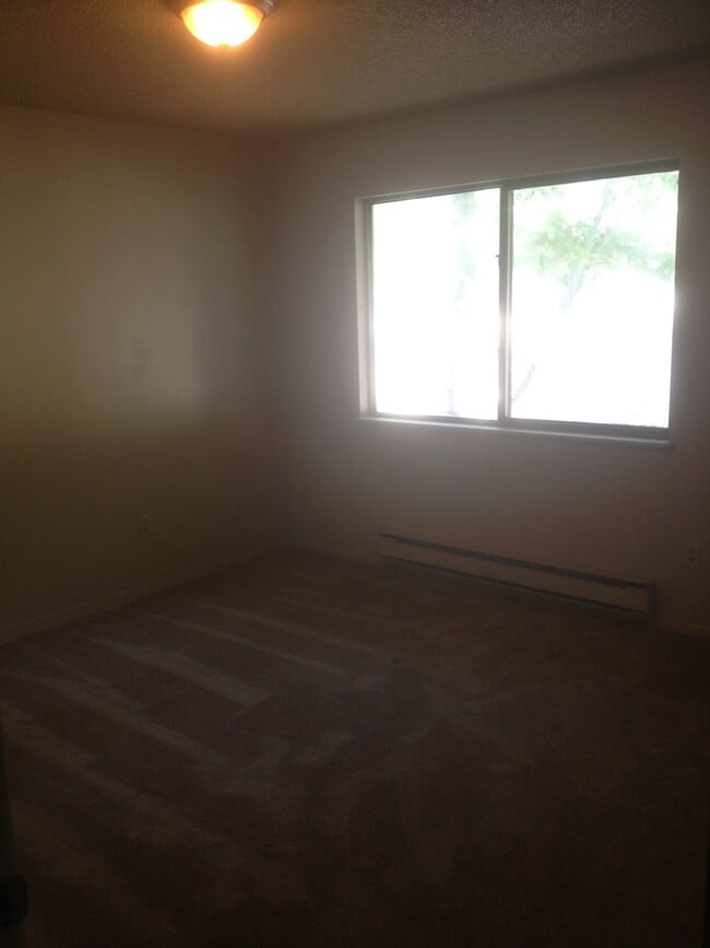 Building Photo - Easy Low Maintenance Living 2 bed 1 bath