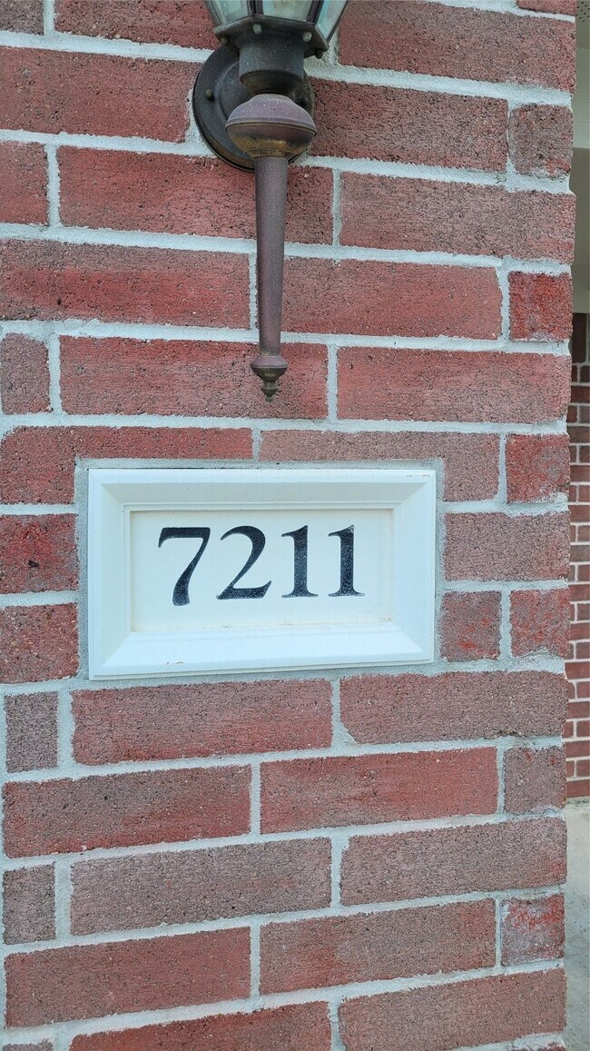 Building Photo - 7211 Foxwalk Ln