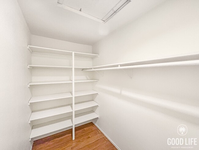 Building Photo - Beautiful 2B/2BA Townhouse with Attached 2...