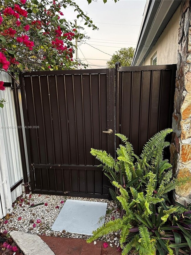 Building Photo - 571 SW 71st Pl