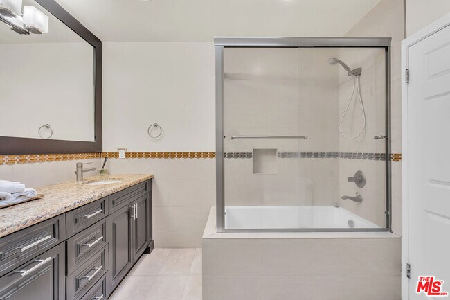 Building Photo - 326 N Doheny Dr