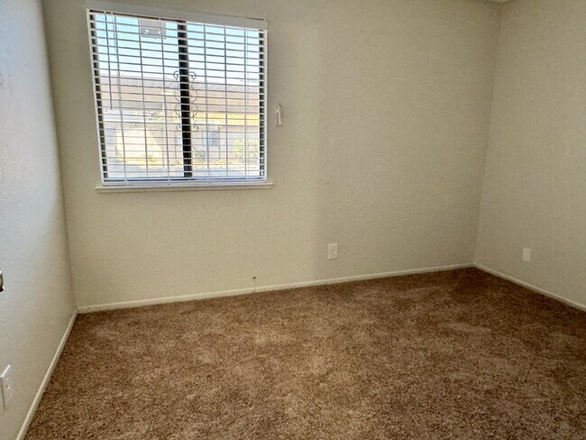 Building Photo - 2BR condo convenient location