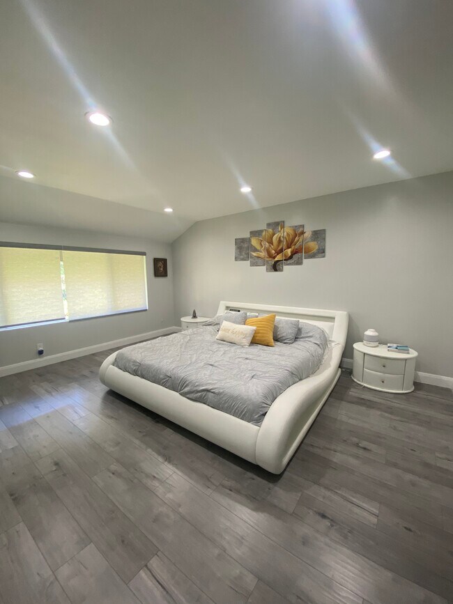 Building Photo - 9419 Via Patricia