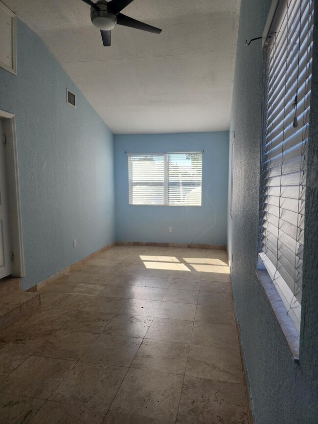 Building Photo - 413 SW 16th St