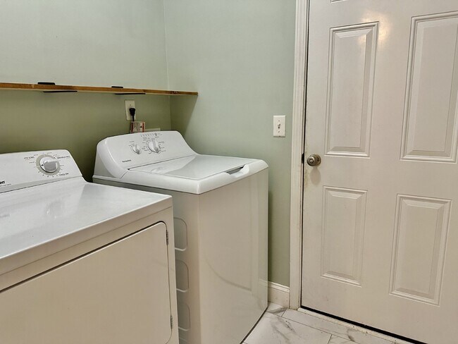 Building Photo - Three Bedroom Home located in Midpoint!