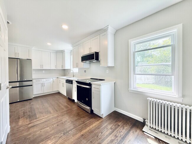 Building Photo - 10 Meadowpark Ave W