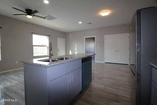 Building Photo - 517 Val Verde St