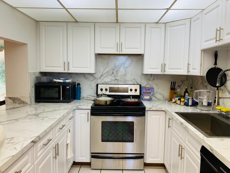 Building Photo - 9420 Live Oak Pl