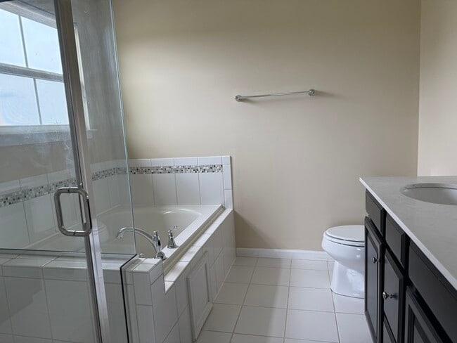 Building Photo - Spacious 4 beds 2.5 baths in Lewis Center!