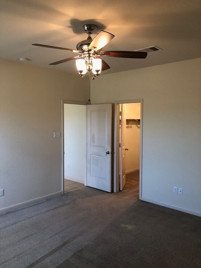 Building Photo - BEAUTIFUL 4 BEDROOMS / 2 BATH HOME IN HUNT...